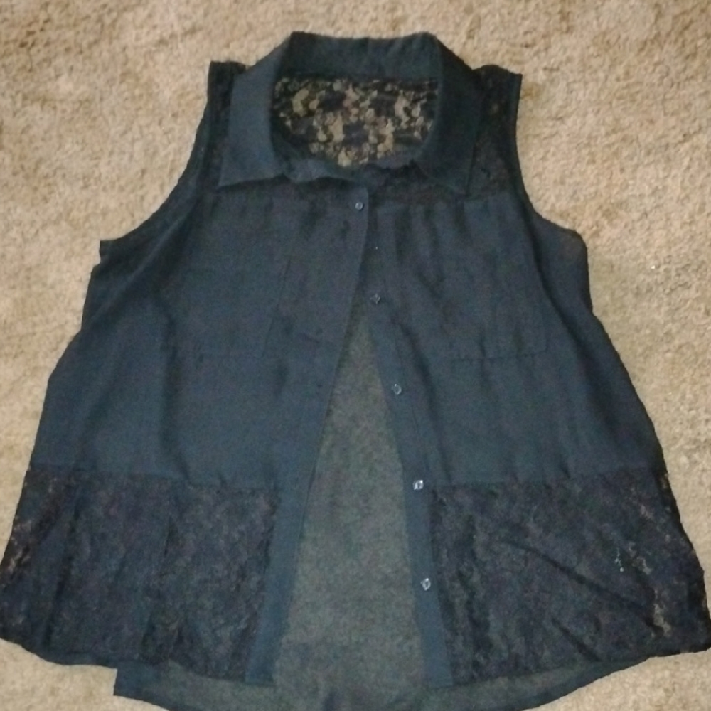 Women’s Black Sleeveless Lace-Trim Button Front Top